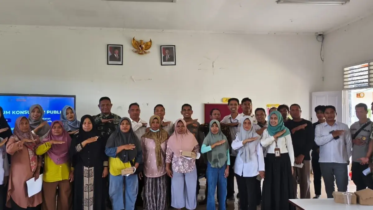 FOTO BERSAMA: Tokoh agama, tokoh masyarakat, wali murid, perwakilan media, hingga lintas instansi pemerintah dan swasta foto bersama pada evaluasi kinerja penyelenggara pelayanan publik SRMP 18 Lobar di sekolah setempat, Rabu (2/9).