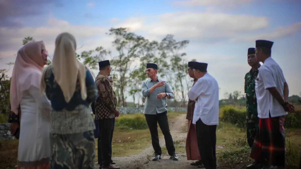 Gestur Wali Kota Mataram Mohan Roliskana saat berbincang dengan pejabat lainnya di suatu saat.