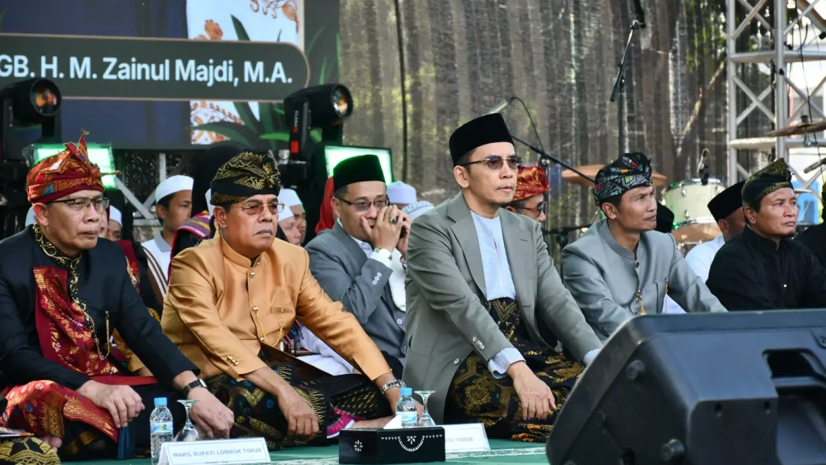 HARI JADI: Tuan Guru Bajang Muhammad Zainul Majdi saat memberikan tausiyah kepada masyarakat yang hadir pada puncak peringatan hari jadi Lotim yang ke-131 Tahun di Taman Tugu Selong