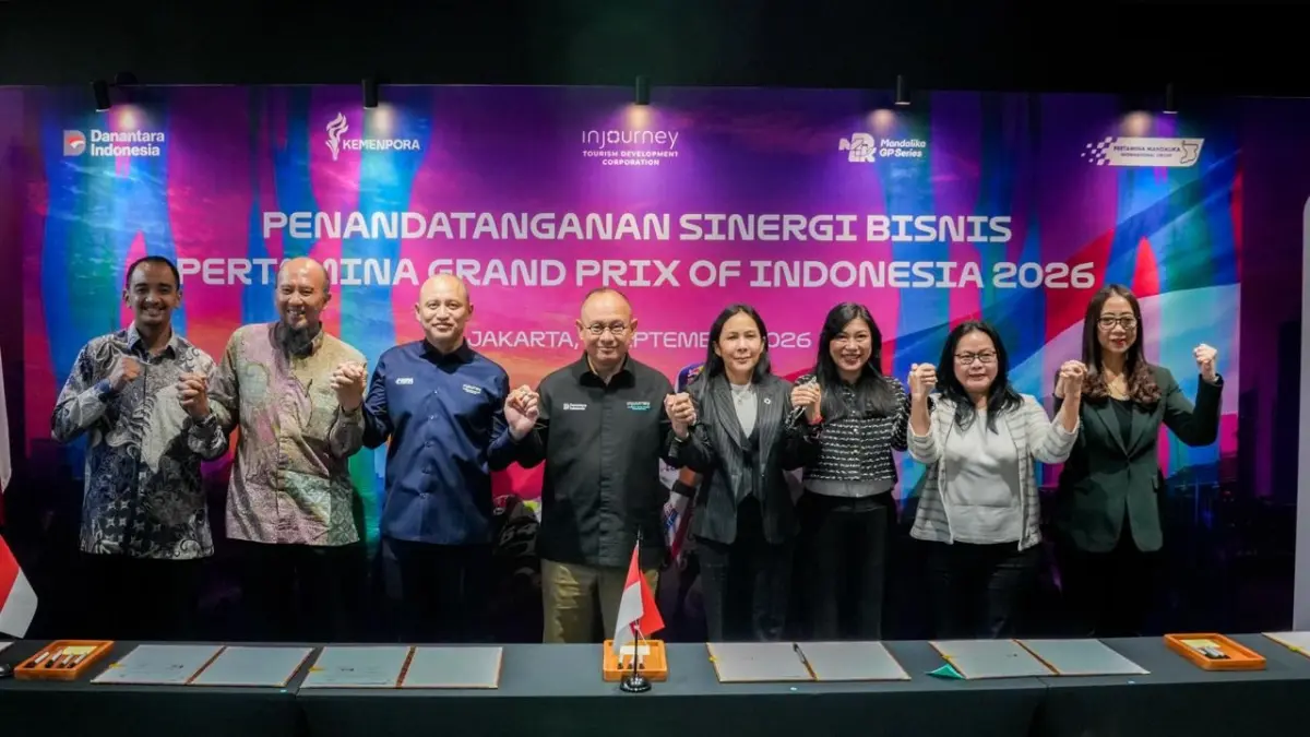 KOLABORASI: Direktur Operasi ITDC sekaligus Chairman Pertamina Grand Prix of Indonesia 2026 Troy Warokka (empat dari kiri) melakukan sinergi bersama perbankan, travel management, dan sejumlah mitra strategis melalui Penandatanganan Sinergi Bisnis Pertamina Grand Prix of Indonesia 2026 di Gedung Sarinah, Jakarta, Selasa (1/9). (IST/LOMBOK POST)