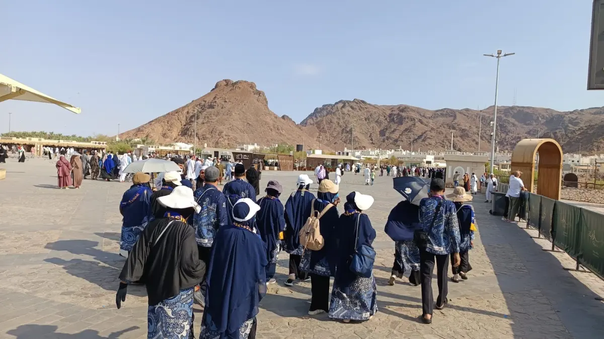 JABAL UHUD: Jamaah umrah Muhsinin Tour and Travel saat berziarah ke makam Sayidina Hamzah dan para syuhada Perang Uhud di Kawasan Jabal Uhud, Ahad (23/8). (Zulhakim/Lombok Post)
