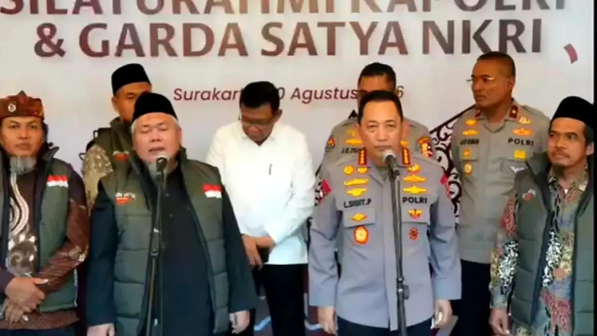 JAGA PERSATUAN: Kapolri Jenderal Polisi Listyo Sigit Prabowo menyapa peserta dalam kegiatan Silaturahmi Akbar Garda Satya NKRI di Solo, Jawa Tengah, Minggu (30/8). 
