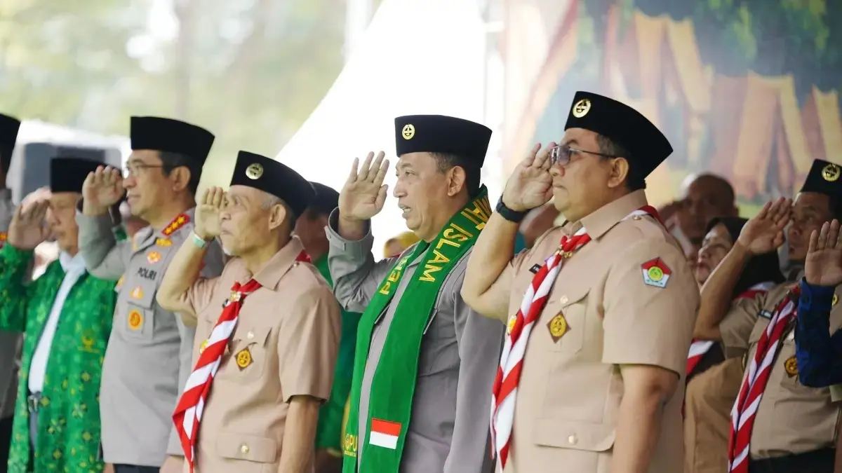 Kapolri Listyo Sigit Prabowo (dua dari kanan) saat menghadiri apel kebangsaan kemah nasional Pramuka PUI di Sukabumi, Kamis (3/9). (Mabes Polri)

