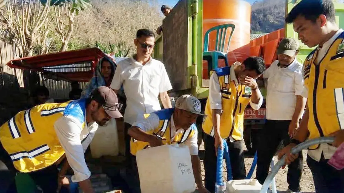 KEBUTUHAN PRIMER: Para petugas BBWS NT I menyalurkan 4.700 liter air bersih kepada ratusan warga terdampak kekeringan di Desa Roka, Bima, Selasa (1/9). (BBWS NT I FOR LOMBOK POST)