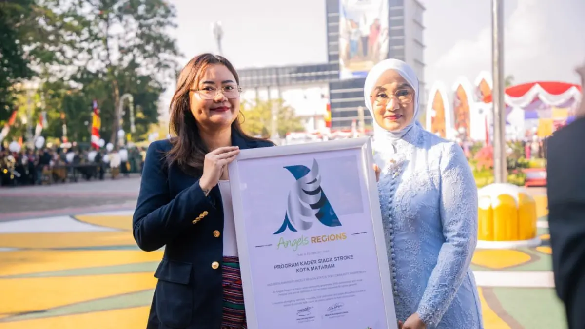 Ketua TP PKK Kota Mataram Kinnastri Mohan Roliskana menerima penghargaan ANGELS Regions untuk program kader siaga stroke Kota Mataram.