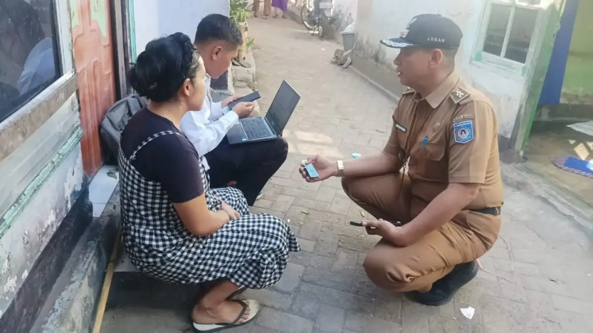Lurah Mandalika Lalu Heru Nuryadin saat memandu seorang warga mengisi data secara digital, beberapa waktu lalu.&nbsp;