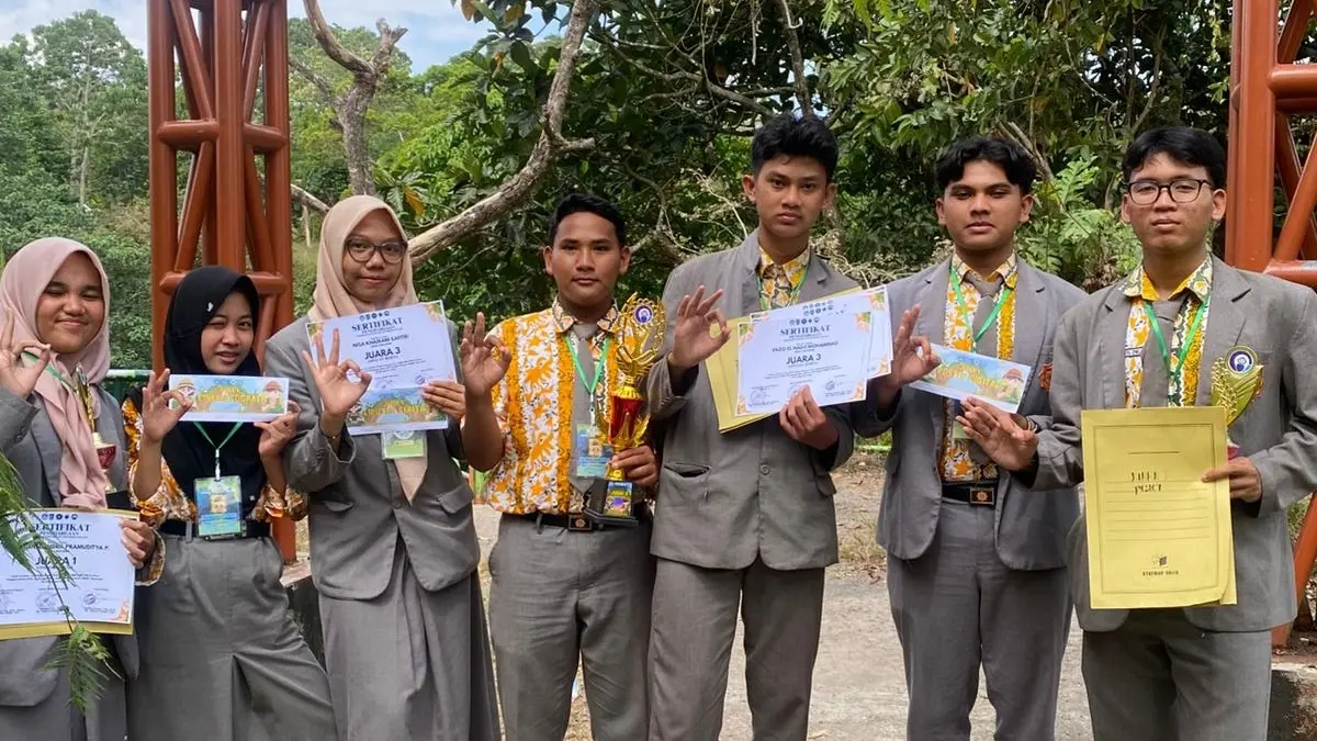 MEMBANGGAKAN: Siswa SMAN 3 Mataram berhasil meraih peringkat juara umum Jambore Jurnalistik SMA/SMK/MA se-NTB Wilayah I di Desa Wisata Goa Lawah, Desa Lebah Sempage, Kecamatan Narmada, Kabupaten Lombok Barat, Minggu lalu (30/8).


