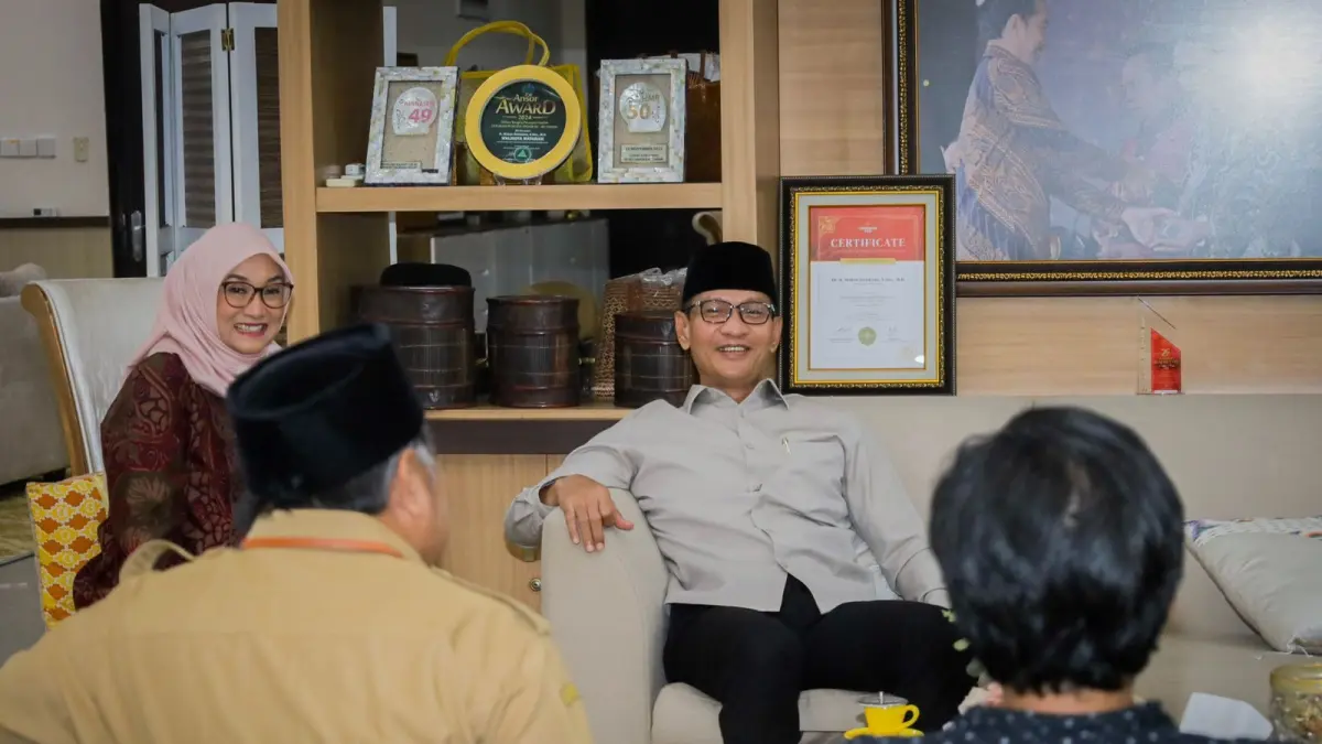 Mohan Roliskana bersama istri Kinnastri Mohan Roliskana tersenyum saat berbincang dengan tamu-tamunya di Pendopo.