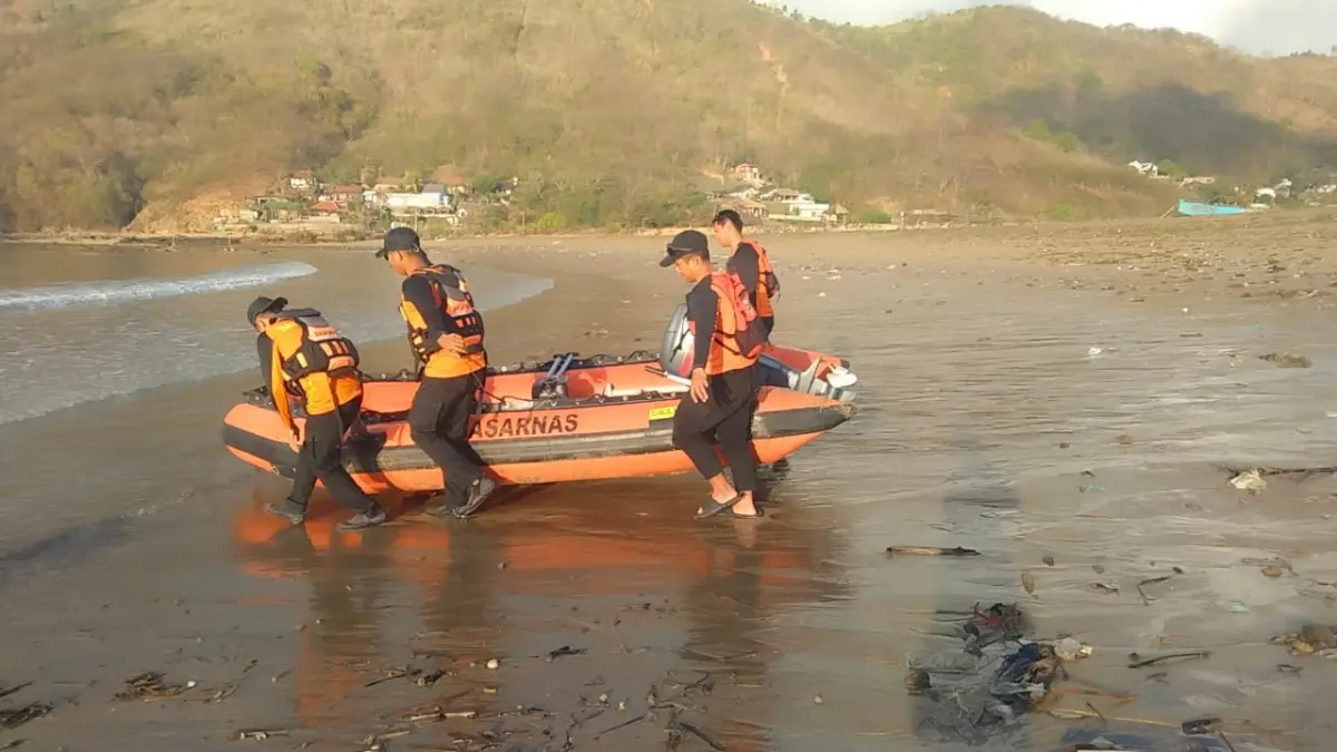 PENCARIAN NELAYAN: Tim SAR gabungan melakukan pencarian terhadap nelayan yang hilang saat melaut di perairan Pantai Areguling, Lombok Tengah.