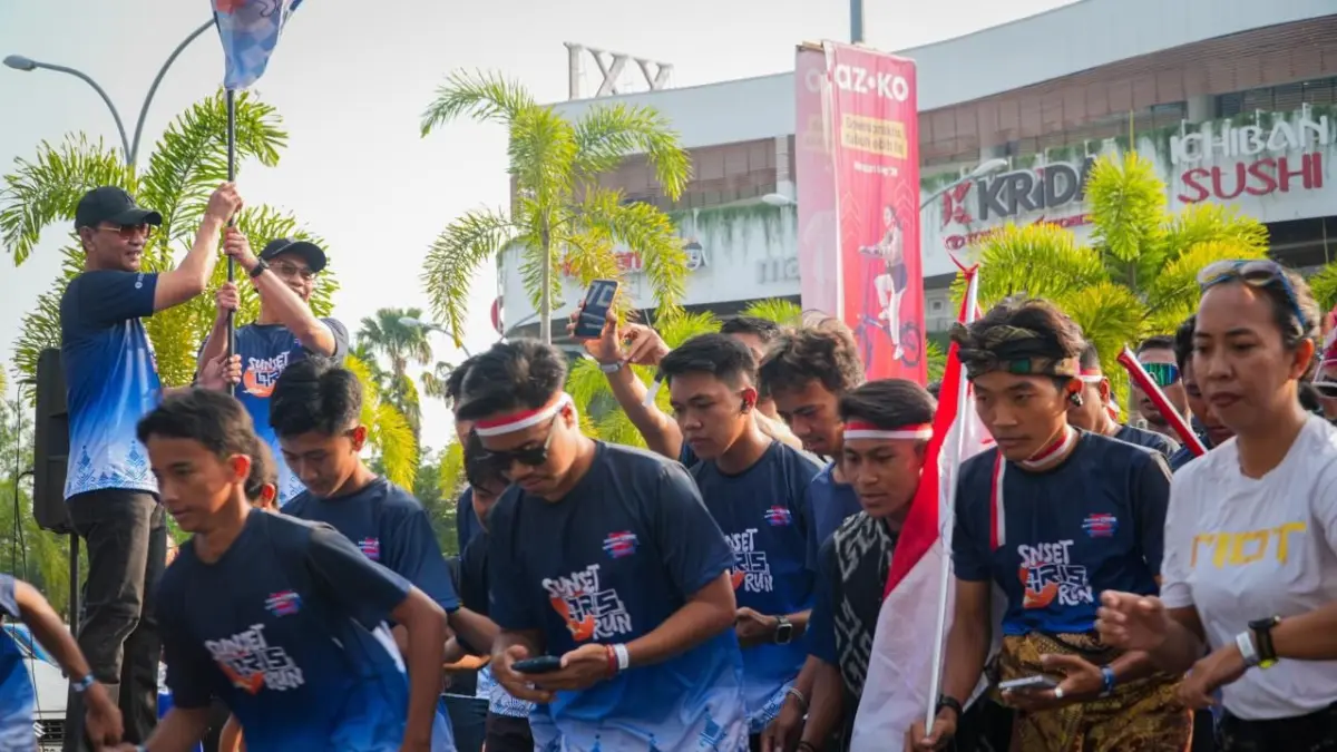 Peserta QRIS Sunset Run bersiap berlari meninggalkan start.
