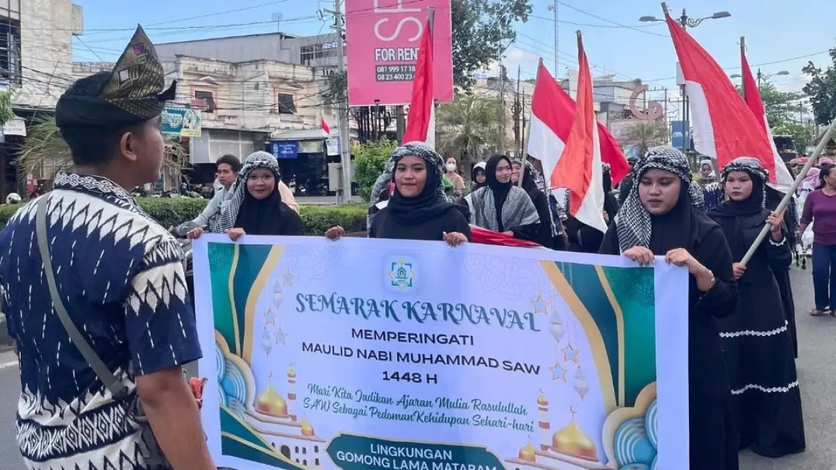 SEMANGAT MAULID: Warga dan remaja Lingkungan Gomong Lama, Mataram, mengikuti Karnaval Religi dan Budaya dengan mengenakan pakaian bernuansa Islami serta membawa dulang pesaji. .