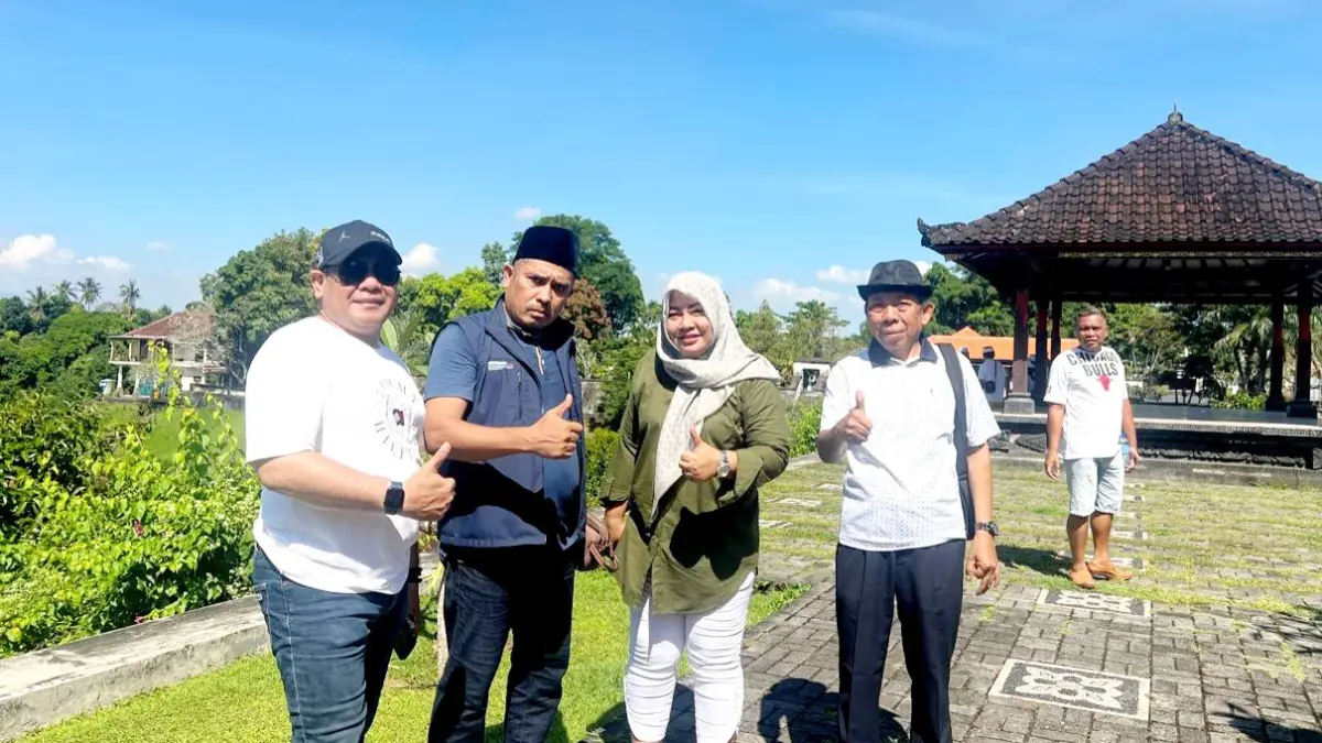 SIDAK: Komisi II DPRD Lobar Husnan Wadi (dua dari kiri) saat turun ke Taman Narmada, beberapa waktu lalu.



