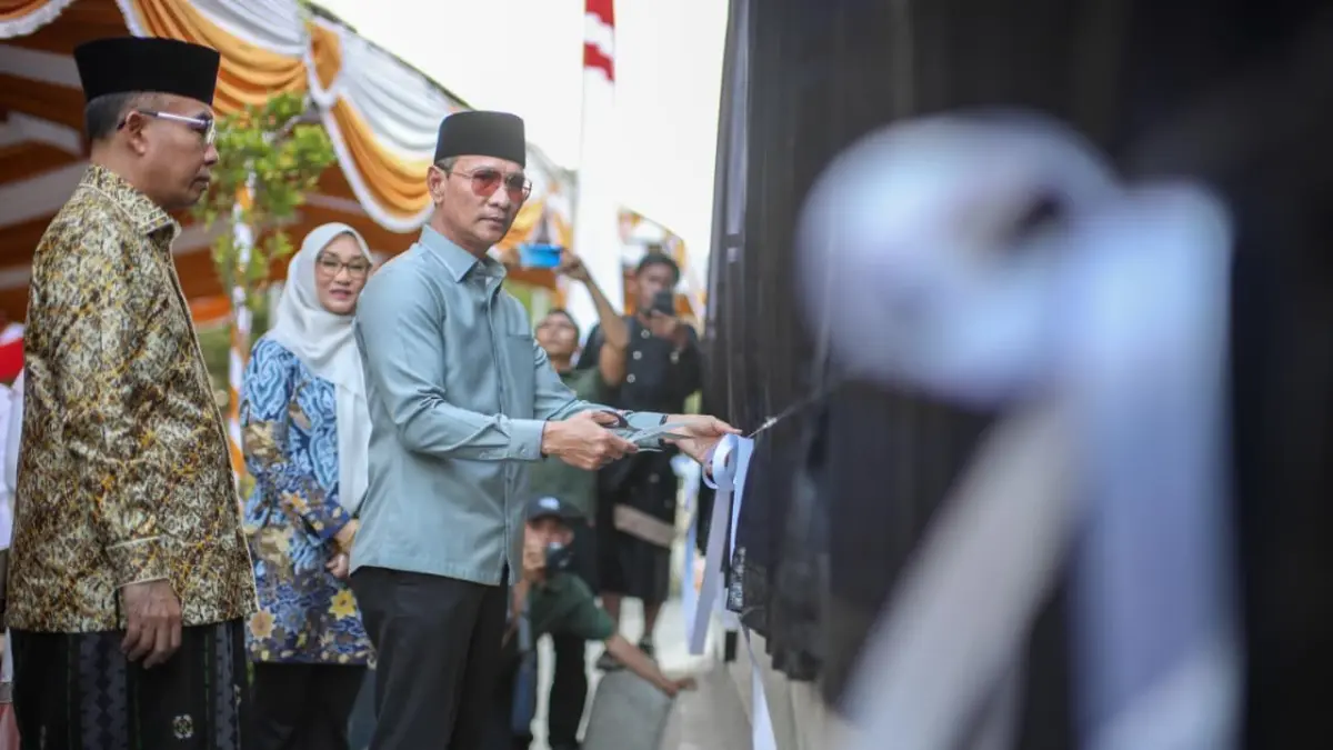 Tampak Kinnastri Mohan Roliskana dengan setia mendampingi suaminya dalam berbagai kegiatan.