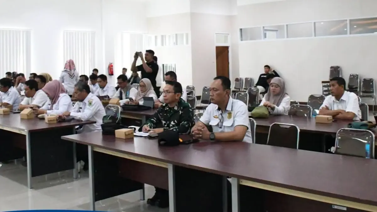 TAMU KEHORMATAN: Sejumlah pejabat mengikuti &nbsp;rapat persiapan Putri Mahkota Swedia di aula Kantor Bupati KLU.