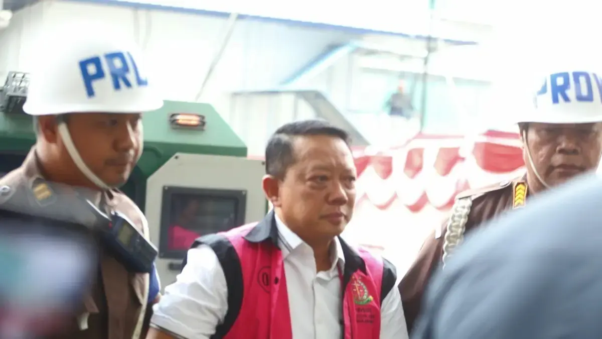 Tersangka kasus dugaan Tindak Pidana Pencucian Uang (TPPU) Febrie Adriansyah tiba di Gedung Utama Kejaksaan Agung, Jakarta, Kamis (3/9/2026). (Dery Ridwansah/ JawaPos.com)