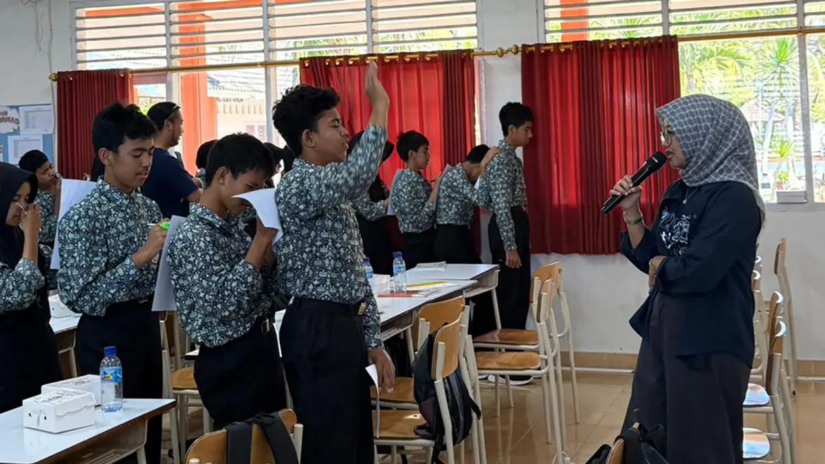 Tim penyuluh pajak menyampaikan materi secara interaktif kepada siswa agar lebih mudah memahami peran pajak dalam kehidupan sehari-hari.