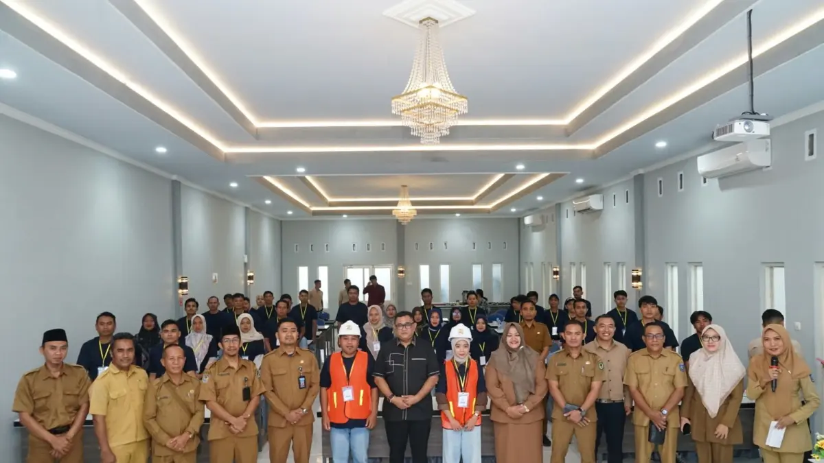TINGKATKAN KOMPETENSI: Wabup Kusmalahadi (tujuh dari kiri) bersama peserta Pelatihan dan Sertifikasi Pelaksanaan Lapangan Pekerjaan Saluran Irigasi Jenjang 4 Tahun 2026.