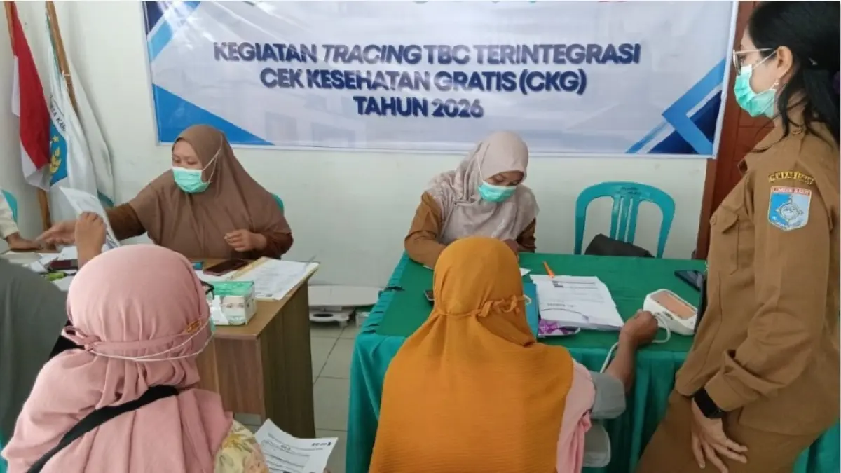 TRACKING TBC: Dinkes saat mengecek kesehatan keluarga yang kontak langsung dengan TBC, beberapa hari lalu. (NURUL/LOMBOK POST)