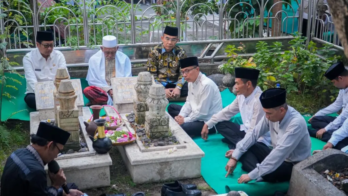 Wakil Wali Kota Mataram TGH Mujiburrahman memimpin ziarah makam ke para pendahulu pemimpin Kota Mataram.