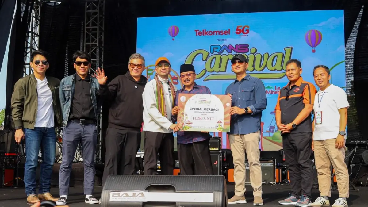 Wali Kota Mataram Mohan Roliskana bersama Chairman RANS Entertainment Raffi Ahmad menyerahkan bantuan secara simbolik bagi korban gempa NTT.