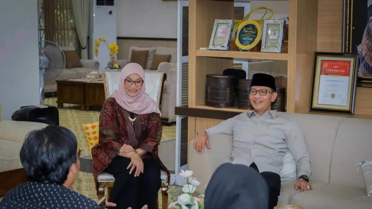 Wali Kota Mataram Mohan Roliskana bersama istri Kinnastri Mohan Roliskana saat menerima tamu di pendopo wali kota.