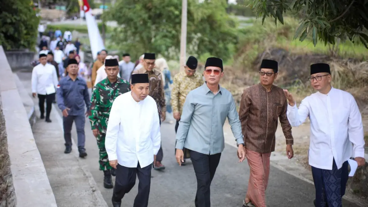 Wali Kota Mataram Mohan Roliskana bersama jajaran saat meninjau TPU Harum usai peresmian