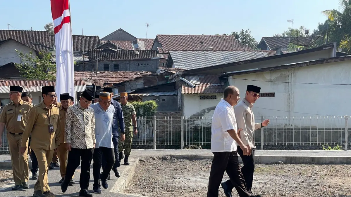 Wali Kota Mataram Mohan Roliskana saat berbincang dengan pengusaha Farid Amir yang menghibahkan lahan 20 Are untuk pemakaman di Pandan Salas