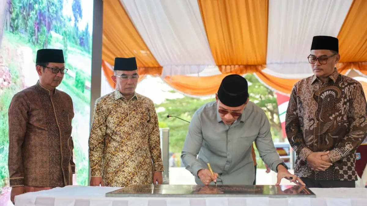 Wali Kota Mataram Mohan Roliskana saat meresmikan TPU Harum di kawasan Monjok.