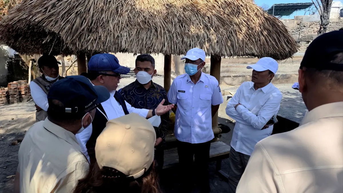 Wamen PKP RI Fahri Hamzah (dua kiri) berdiskusi dengan Bupati Loteng Lalu Pathul Bahri dan jajaran usai meninjau lokasi Bale Tani yang terdampak kebakaran di Desa Wisata Sade, Dusun Sade, Desa Rembitan, Pujut, Loteng, Rabu (2/9).