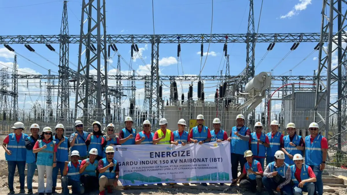 General Manager PT PLN (Persero) UIP Nusra RDW. Manurung bersama jajaran manajemen dan tim UPP Nusra 3 berfoto bersama di GI 150 kV Naibonat usai pelaksanaan energize Bay Interbus Transformer (IBT) 60 MVA 150/70 kV di Kabupaten Kupang, Nusa Tenggara Timur, Senin (31/8).