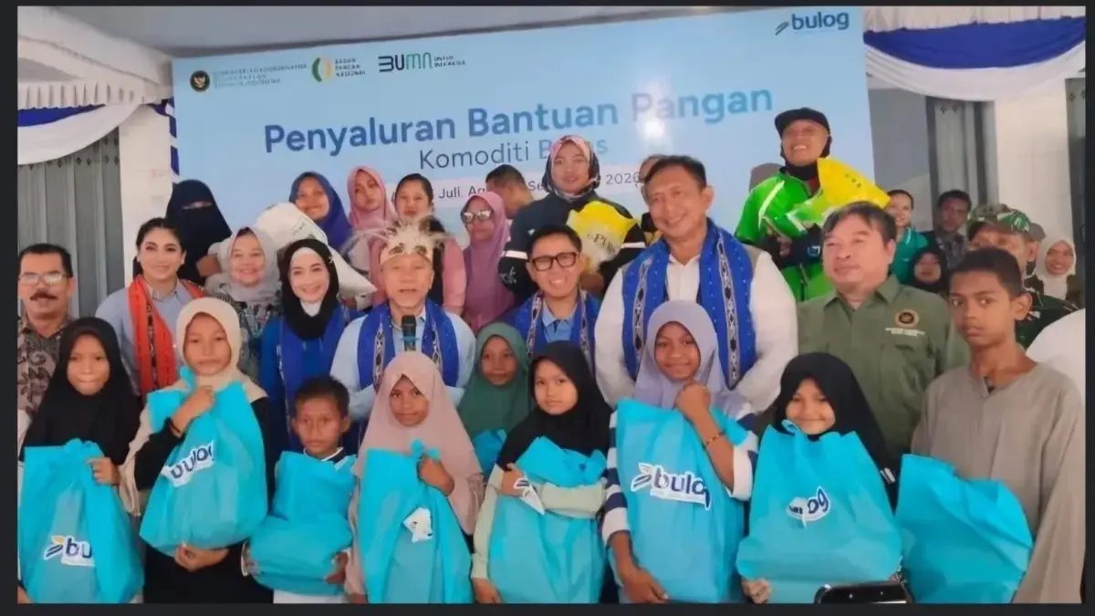 Menteri Koordinator Bidang Pangan RI Zulkifli Hasan bersama Direktur Utama Perum BULOG Letnan Jenderal TNI (Purn.) Dr. Ahmad Rizal Ramdhani, S.Sos., S.H., M.Han mengunjungi Sorong, Papua Barat Daya, dan Ambon, Maluku untuk memastikan keamanan pasokan pangan. (Dok. BULOG)