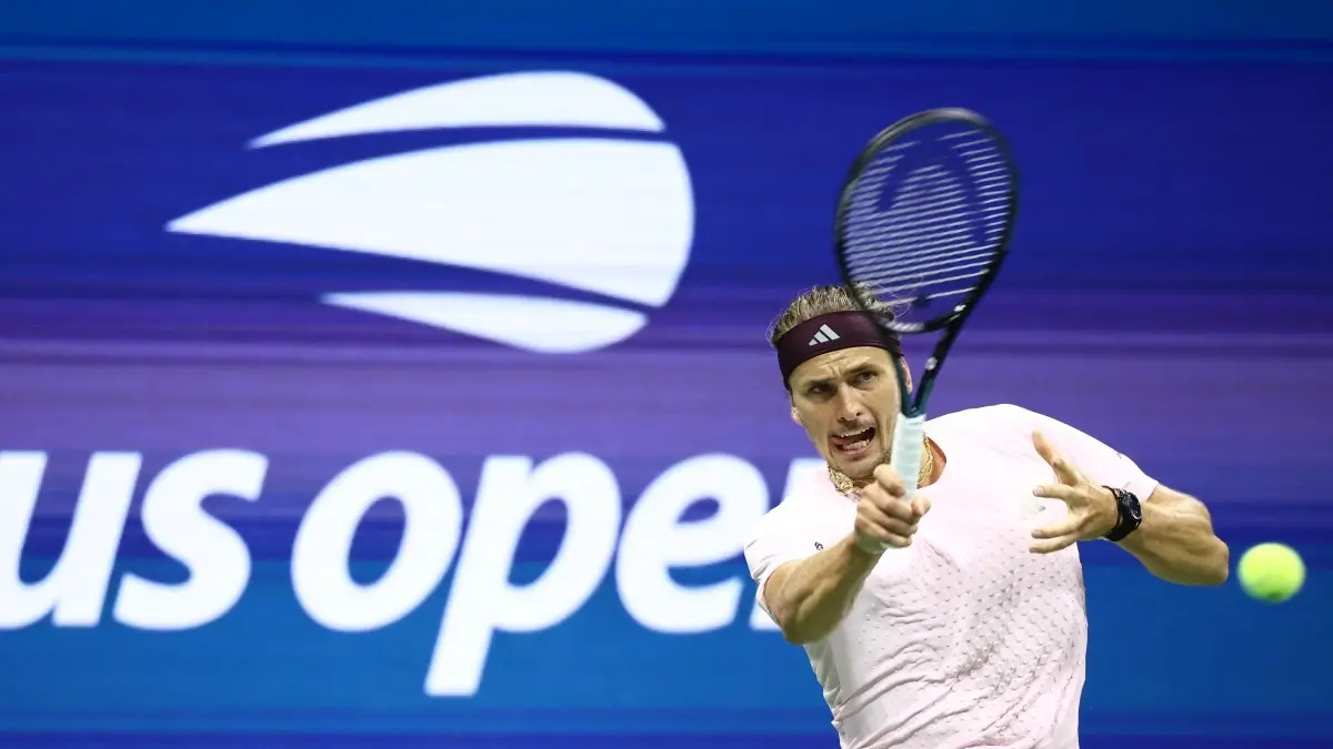 Alexander Zverev kembali menang dalam drama lima set di US Open 2026. Ia menaklukkan Quentin Halys dan melaju ke babak ketiga. (AFP Photo)