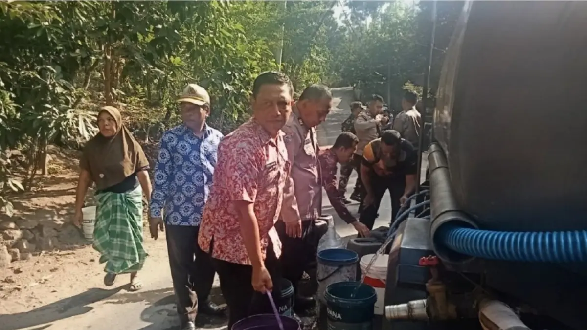 ANGKUT AIR: Forkopimcam saat menyalurkan air bersih ke warga di wilayah atas Kecamatan Batulayar, beberapa hari lalu. (IST/LOMBOK POST)