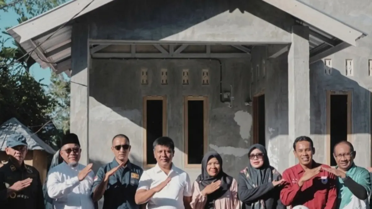 Bupati KSB Amar Nurmansyah berfoto bersama usai penyerahan bantuan rumah program Sumbawa Barat maju bidang perumahan, belum lama ini.