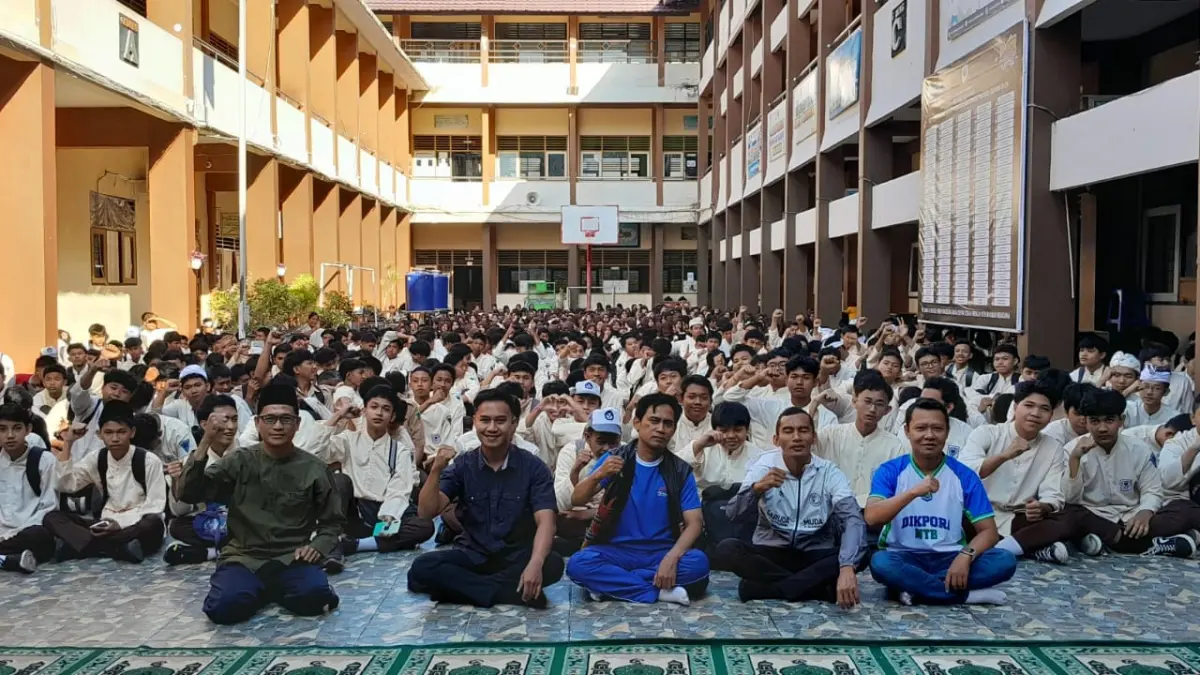 Dikpora NTB bersama siswa SMAN 9 Mataram usai sosialisasi.