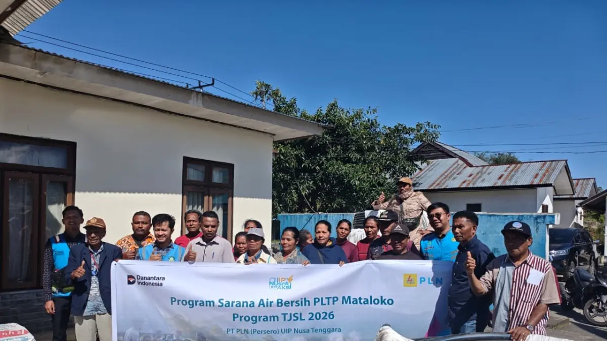 Foto bersama usai penyerahan bantuan sarana air bersih dari PLN UIP Nusra kepada masyarakat Desa Ulubelu, Kecamatan Golewa, Kabupaten Ngada, Nusa Tenggara Timur, Rabu (2/9).