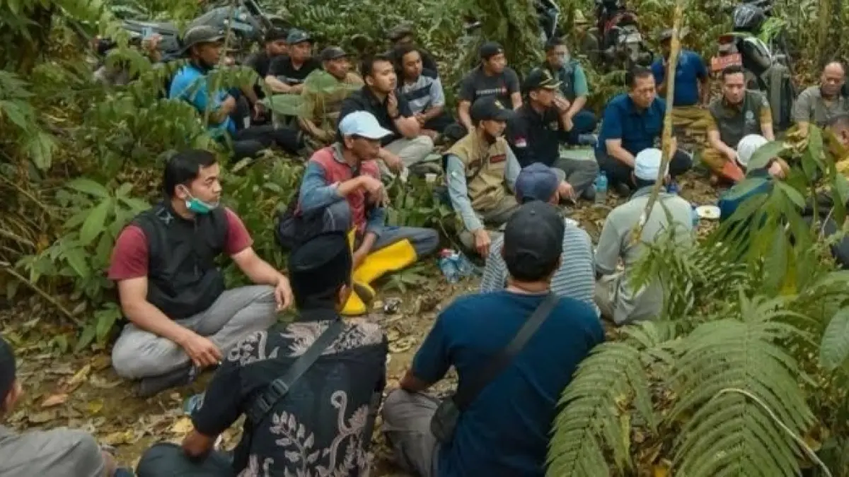 Gubernur NTB Lalu Muhamad Iqbal berdiskusi dengan masyarakat setempat, saat meninjau kawasan Hutan Sesaot, Selasa (1/9). (BIRO UMUM DAN ADPIM SETDA NTB FOR LOMBOK POST)