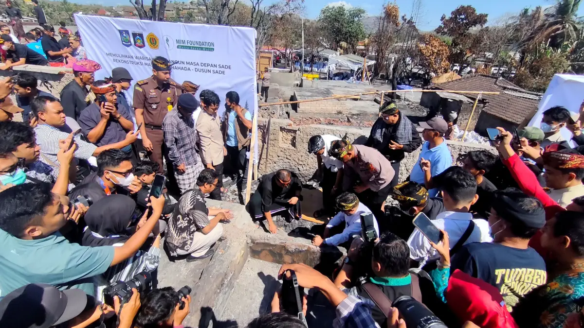 Gubernur NTB Lalu Muhamad Iqbal (paling tengah) meletakkan batu pertama dan adonan semen secara simbolis akan dibangunnya masjid Sade di sela ritual Nyemulak di Desa Wisata Sade, Dusun Sade, Desa Rembitan, Pujut, Lombok Tengah, Rabu (3/9).