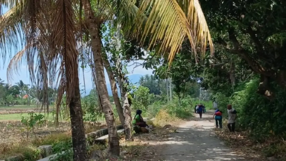 ISTIRAHAT: Beberapa orang petani sedang beristirahat usai bekerja di sawah, Rabu (2/9). (NURUL/LOMBOK POST)