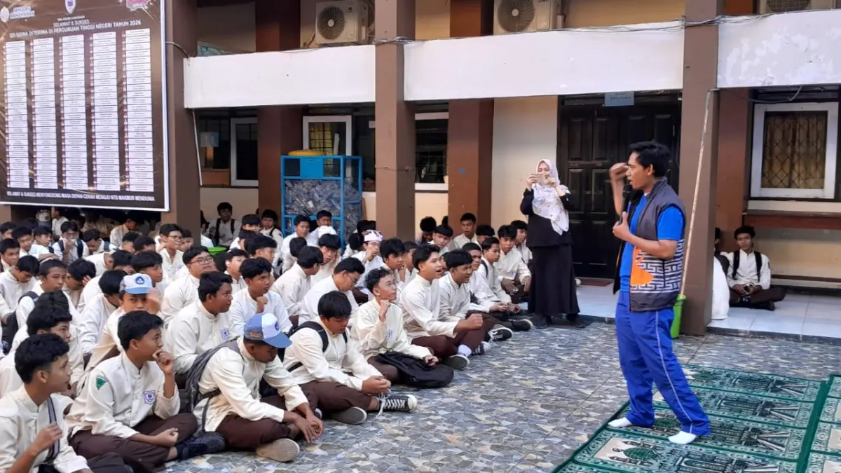 Kabid Pembinaan dan Pengembangan Kepemudaan Dikpora NTB, H. Tarmidzi saat sosialisasi di SMAN 9 Mataram.