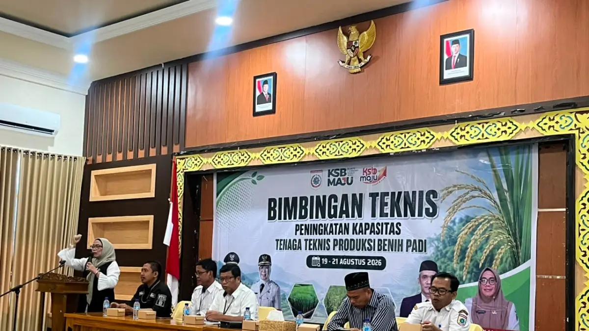 Kadis Pertanian KSB Jamilatun saat membuka pelatihan bagi kelompok tani yang akan menjalankan program Sumbawa Barat maju bidang pertanian mandiri benih, Kamis (3/9).&nbsp;