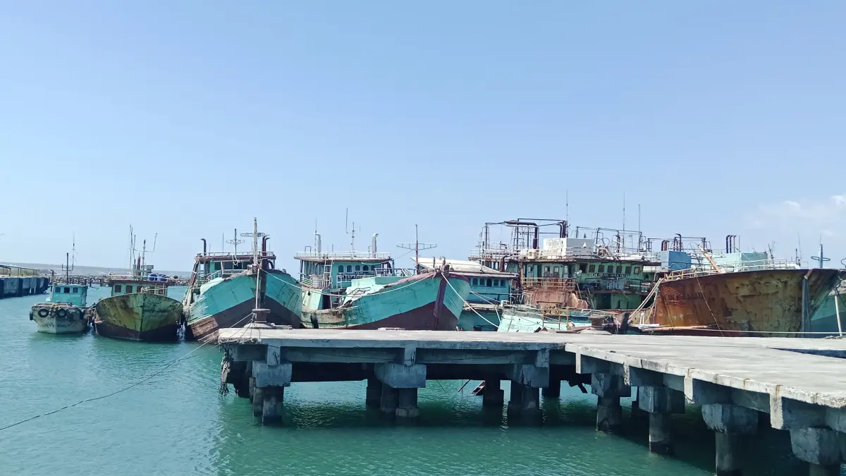 KAPAL PARKIR: Sejumlah perahu milik nelayan yang sedang terparkir di Dermaga Labuhan Haji, Kecamatan Labuhan Haji.

&nbsp;