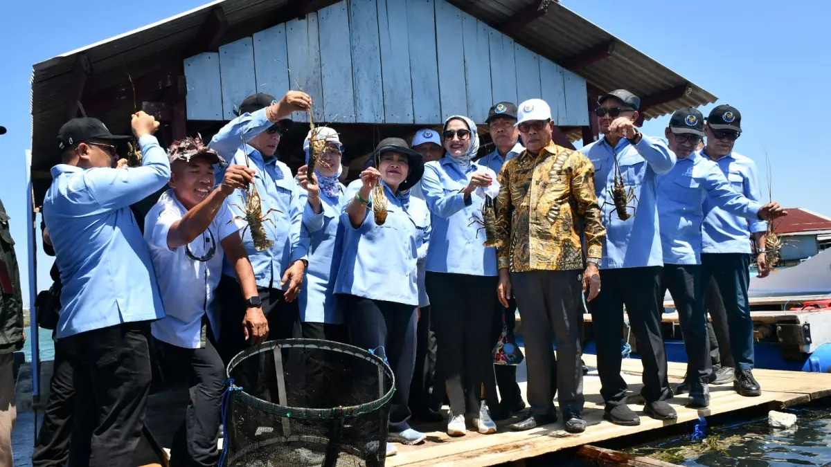 KUNKER DPR RI: Ketua Komisi IV DPR RI Siti Hediati Hariyadi saat kunjungan kerja di instalasi Telong-elong, Kecamatan Jerowaru, untuk melihat budi daya benih bening lobster (BBL).
