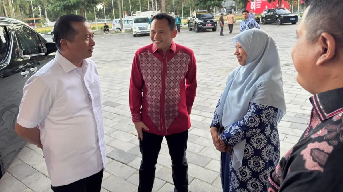 Lalu Muhamad Iqbal (kiri) berbincangan hangat dengan Wakil Bupati Lombok Barat Nurul Adha (dua dari kiri), usai menggelar rakor bersama KPK dan Kemendagri, di Mataram, Kamis (3/9). (YUYUN/LOMBOK POST)