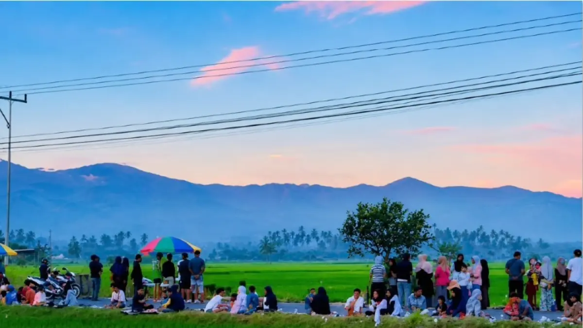 MENIKMATI KULINER: Beberapa warga datang menikmati wisata kuliner di Desa Tempos, beberapa waktu lalu. (IST/LOMBOK POST)