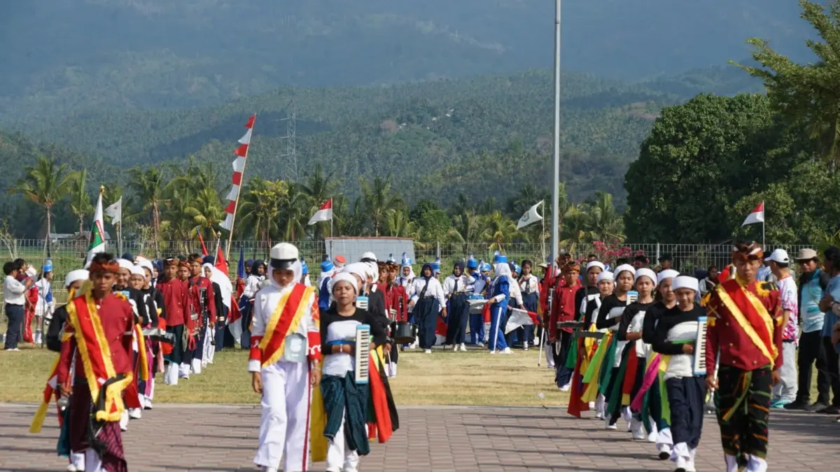 PENDIDIKAN KARAKTER: Salah satu pesera Festival Drumband Jenjang SD SMP, berangkat dari depan Kantor Bupati.