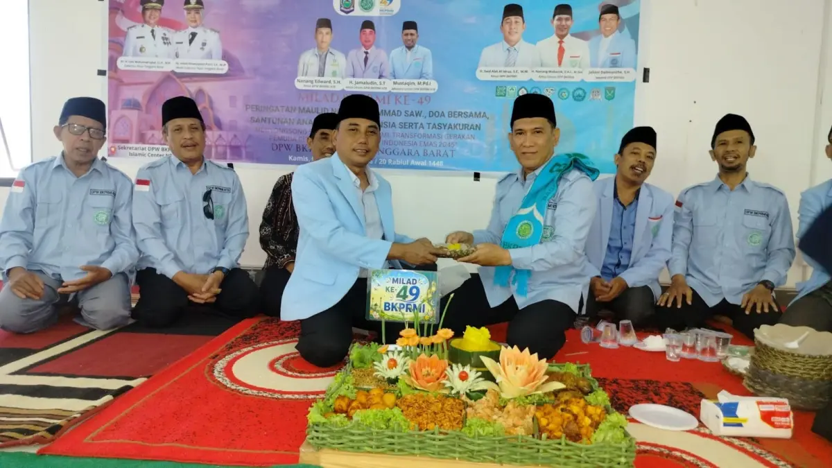POTONG TUMPENG: Ketua DPW BKPRMI NTB H Jamaludin (kiri) bersama jajaran pengurus menempati sekretariat baru di Gedung Pendidikan Lantai 1 Islamic Center Masjid Hubbul Wathan Mataram, Kamis (3/9), bertepatan dengan milad ke-49 BKPRMI.