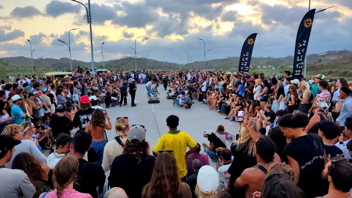 Ratusan wisawatan mancanegara tumpah ruah menyaksikan permainan sekaligus olahraga papan seluncur yang digelar Lombok Surfskate di kawasan bagian timur KEK Mandalika, Desa Kuta, Pujut, Lombok Tengah, Rabu (2/9).
