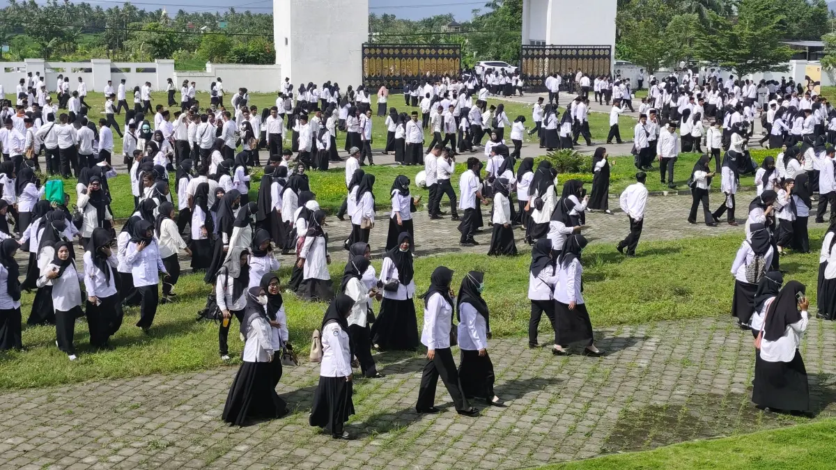 Ribuan tenaga PPPK paro waktu usai menerima surat pengangkatan dari Pemkab Loteng beberapa waktu lalu. 