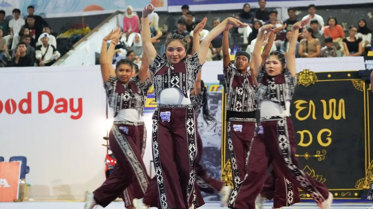 Salah satu tim dance tampil di panggung AQUA DBL Dance 2026 West Nusa Tenggara. (DBL INDONESIA)
